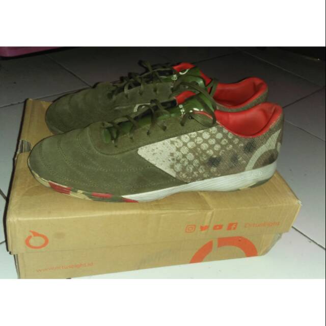 Sepatu futsal ortus size 41
