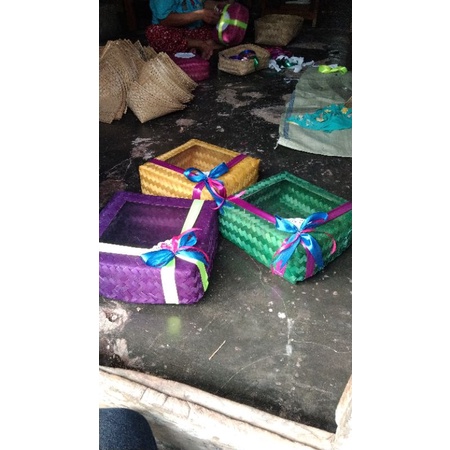 

BESEK BAMBU HIAS WARNA MIKA DAN PITA