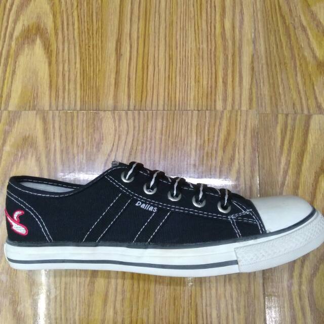 Sepatu sekolah hitam dallas