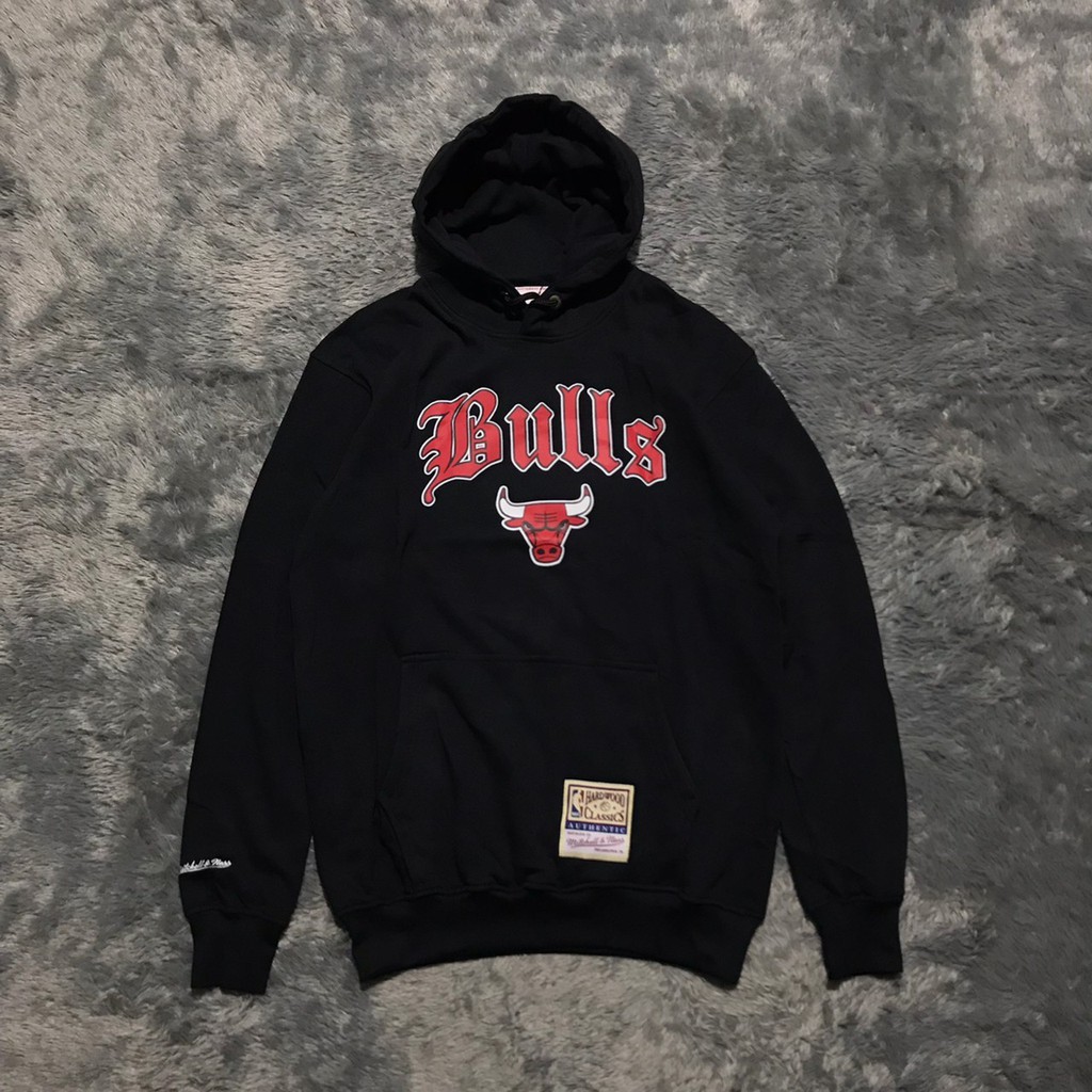 JAKET HOODIE MITCHELL AND NESS BULLS FONT OLD-ENGLIS HIGH MIRROR PREMIUM QUALITY TERLARIS