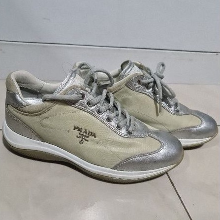sepatu sneaker prada