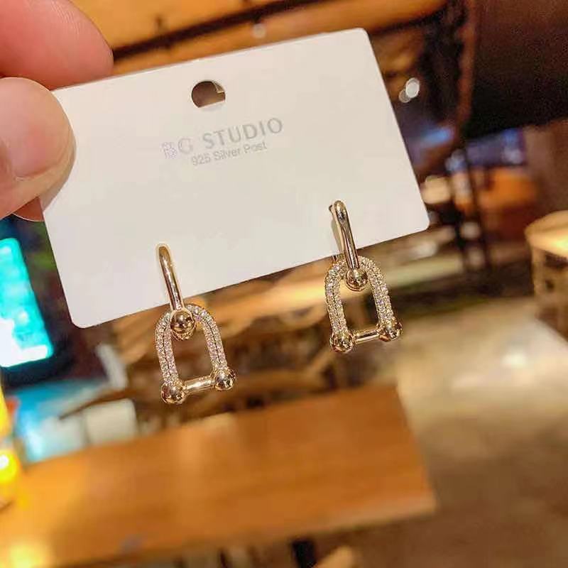 Anting Liontin Huruf D Aksen Berlian Gaya Korea Untuk Wanita