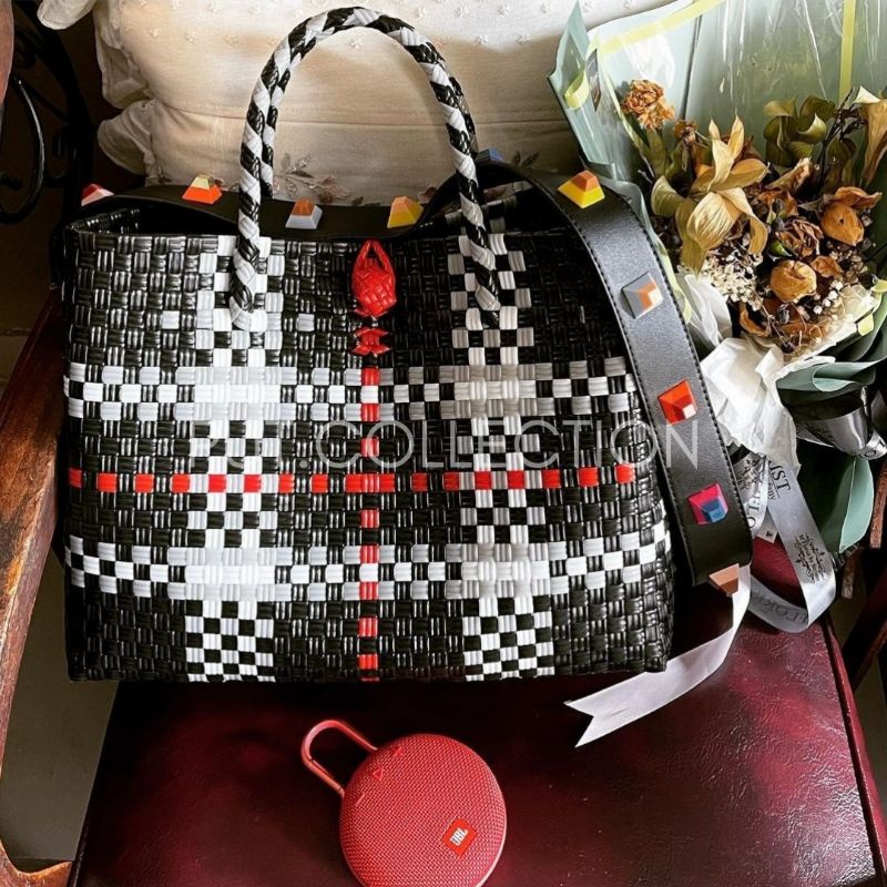 Tas anyam put.bag - Burberry Hitam