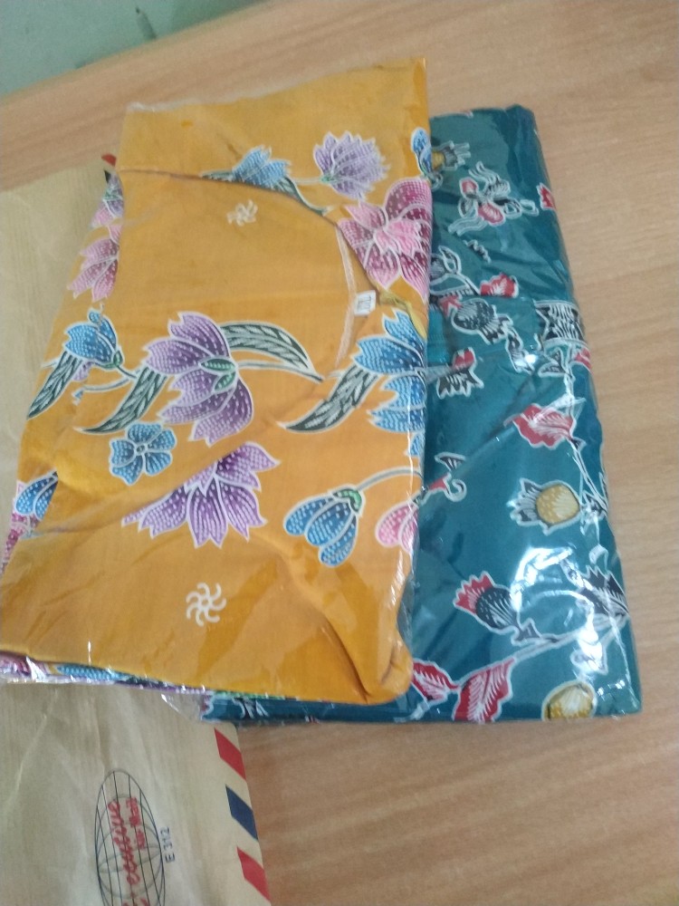 Atasan Batik Tunik Seragam Kerja Wanita Motif Bunga Daun Kecil