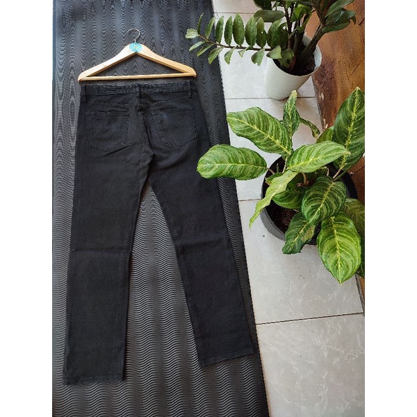 CELANA JEANS UNIQLO SLIM MELAR SECOND