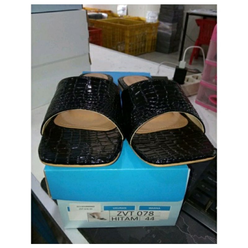 Bisa COD / Sandal Teplek Hitam Ukuran JUMBO 41-45 Slop Hak Rendah Croco Buaya Kulit Black, 44