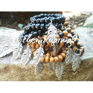 Gelang Kayu Butir Bulat Charm Bulu