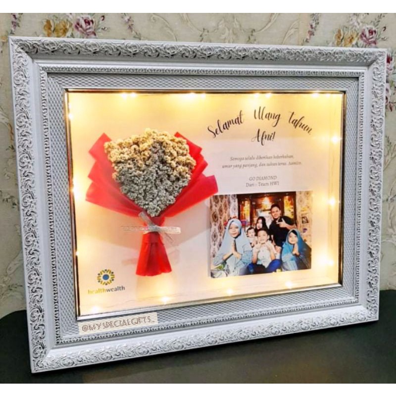 

Kado Frame Besar & Mewah Edel wis 3D Lampu / Kado Spesial / Kado Wedding / Kado Anniversary / Kado Anniv / Kado Wisuda / Kado Sidang / Graduation / Kado Orangtua / Hari Ibu