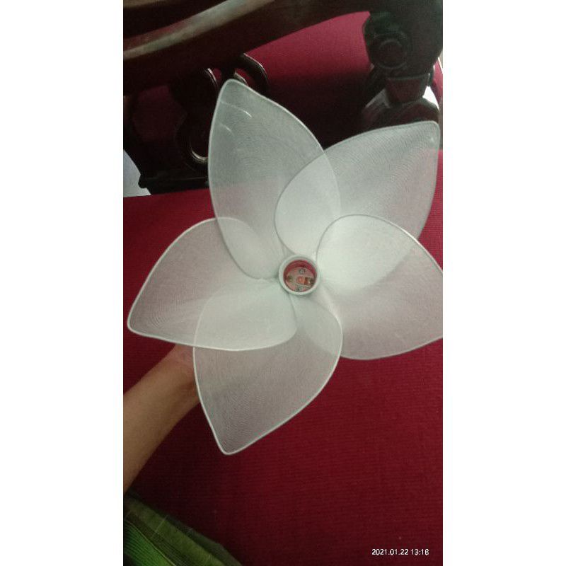 kap lampu kelopak bunga