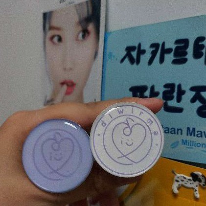 [READY STOCKGET FREEBIES] GRIPTOK IU UAENA NEW LOGO MD THE PRESENT I EDAM| GRIPTOK POPSOCKET KPOP IU