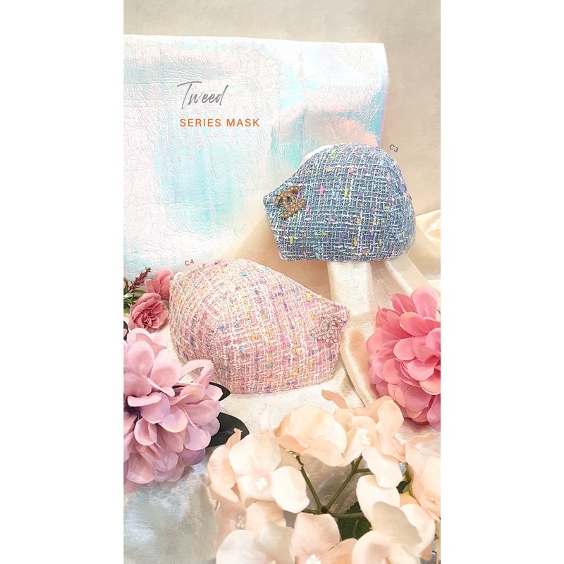 Tweed masker chanel pin