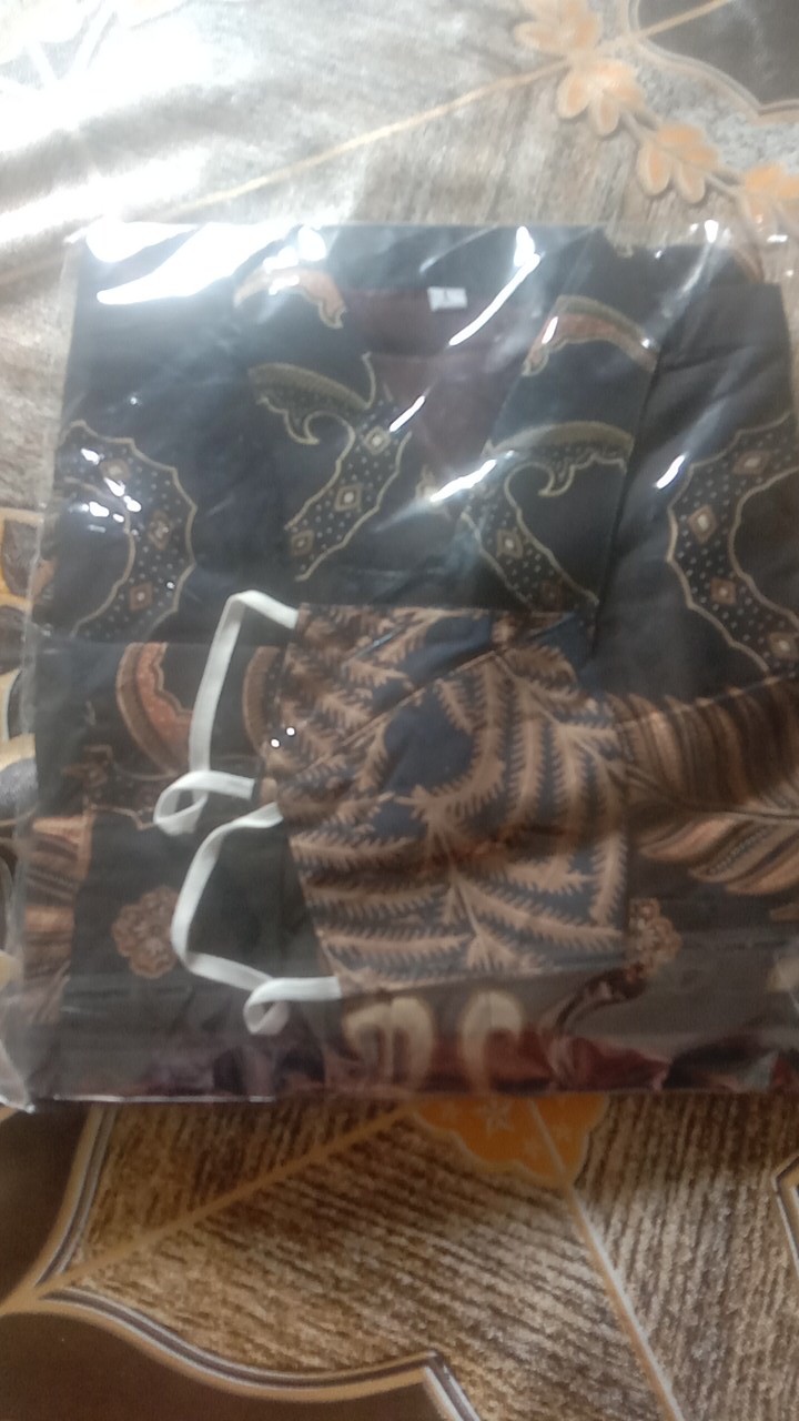 Kemeja Batik Pria Lengan Panjang Lapis Furing Hitam Merah Hijau Krisna