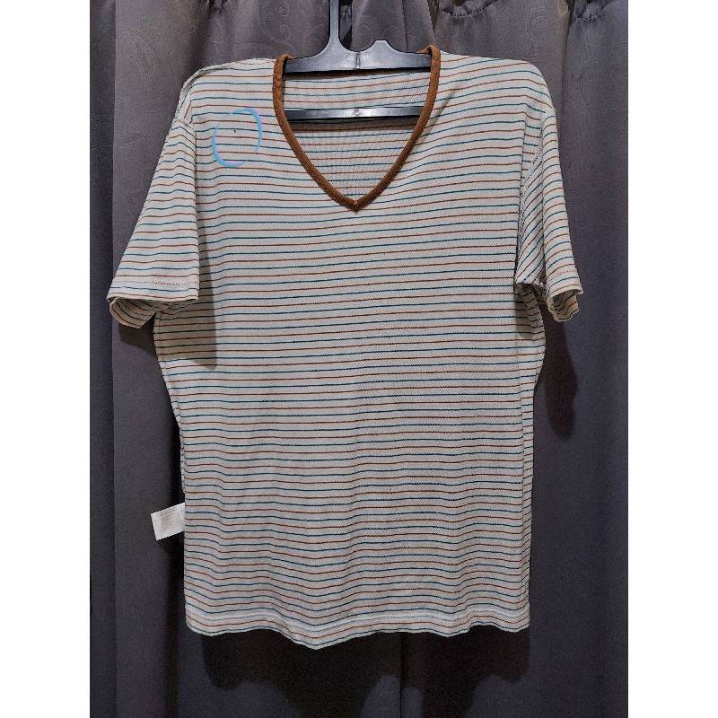 kaos uniqlo pria V neck size L preloved layak pakai