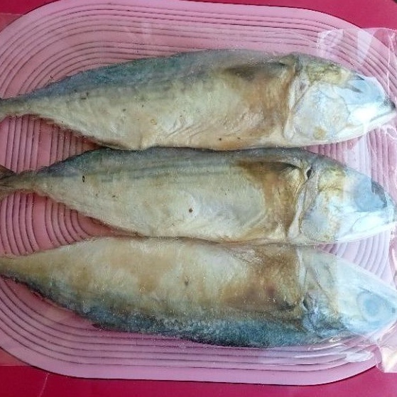 

Ikan Asin Pedo (isi 3 ekor 350 gram)