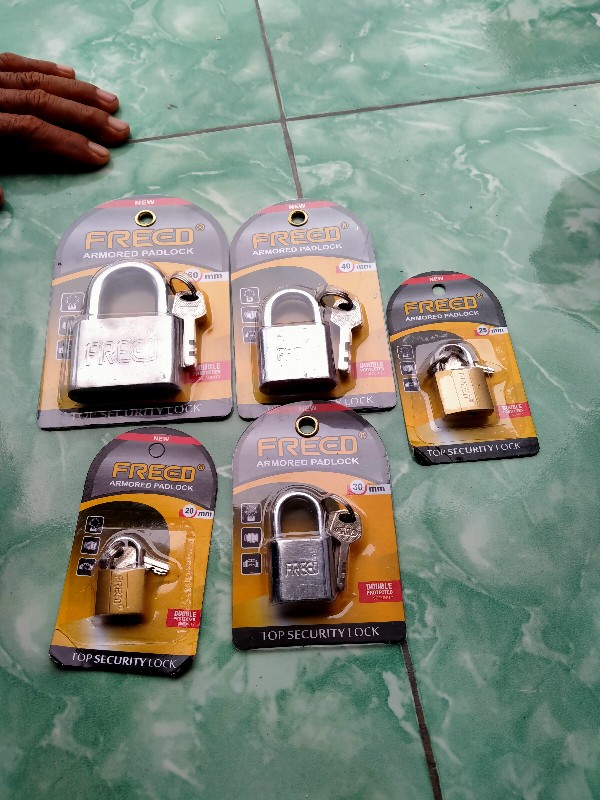 Gembok Besi Kuning Pres Leher Pendek 20-25-32-38 Mm Freed Security Lock