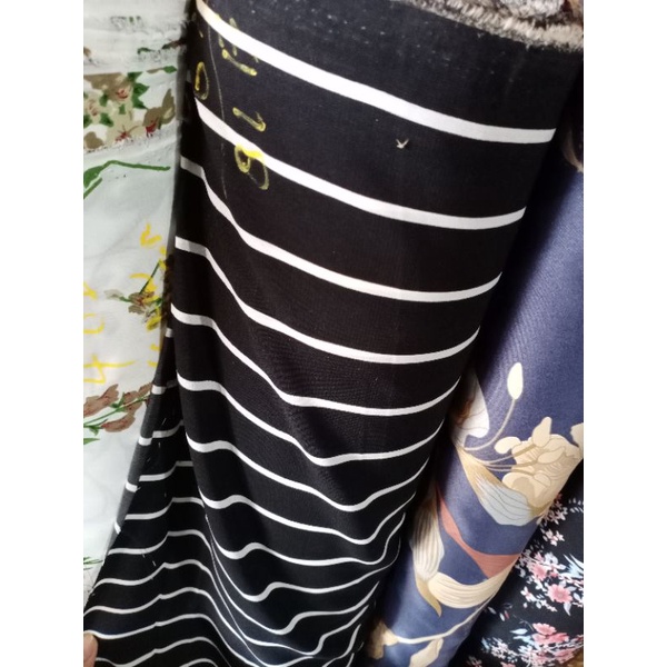 monalisa motif salur warna dasar hitam