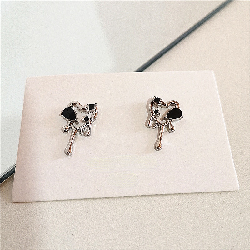 Anting Tusuk Gantung Asimetris Desain Hati Hollow Hias Zircon Hitam Untuk Wanita