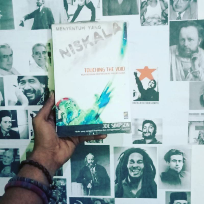 Menyentuh Yang Niskala - Kisah Bertahan Hidup di Gunung Yang Melegenda by Joe Simpson - Kepustakaan 