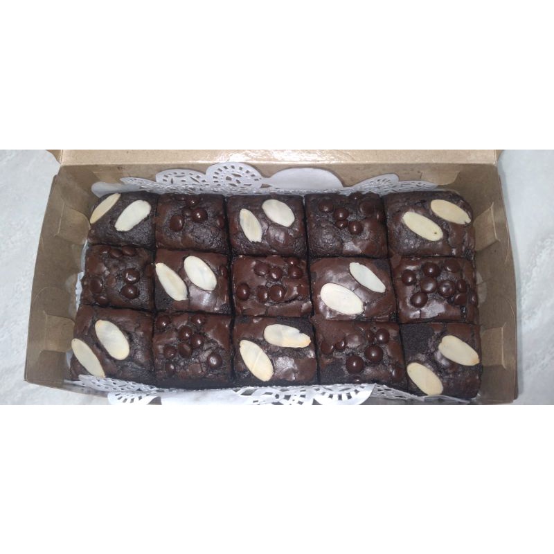 

FUDGY BROWNIES uk 20×10