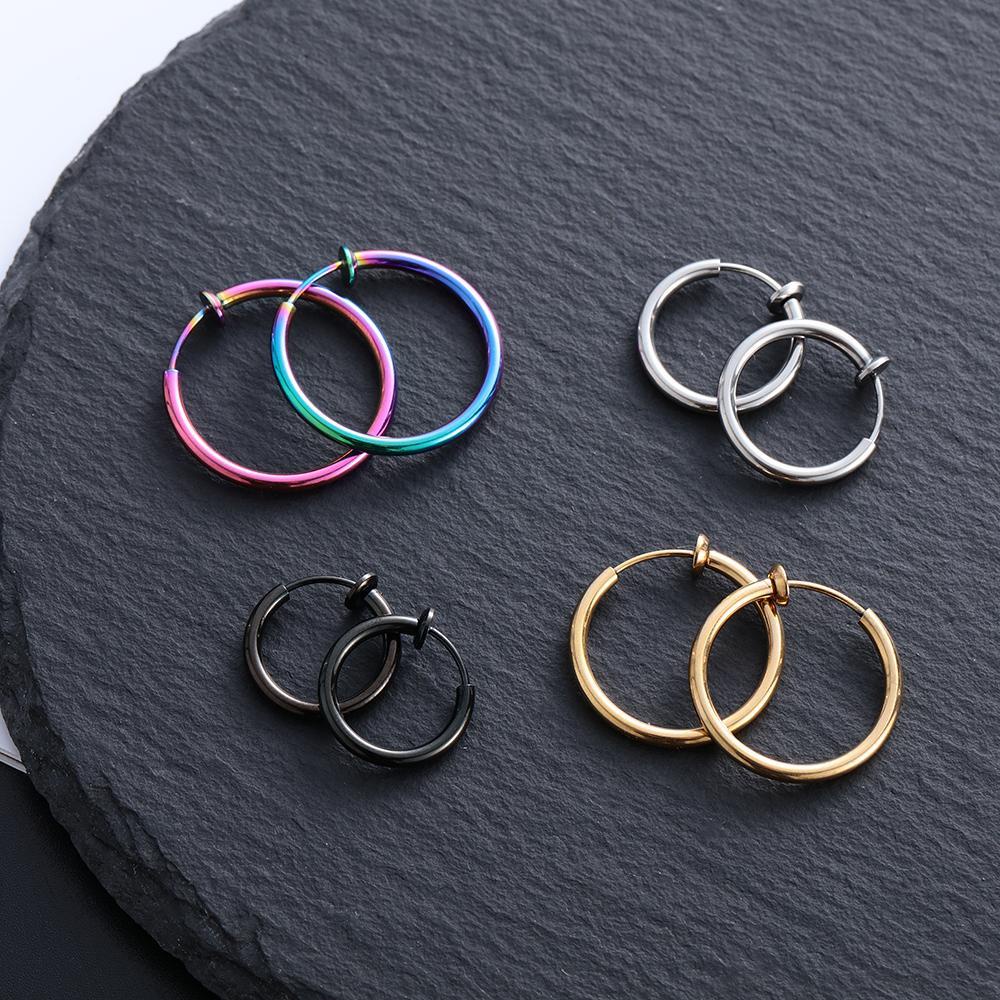 Anting Hoop Bentuk Bulat Motif Bunga Bahan Stainless Steel Gaya Hip Hop Untuk Pria Dan Wanita