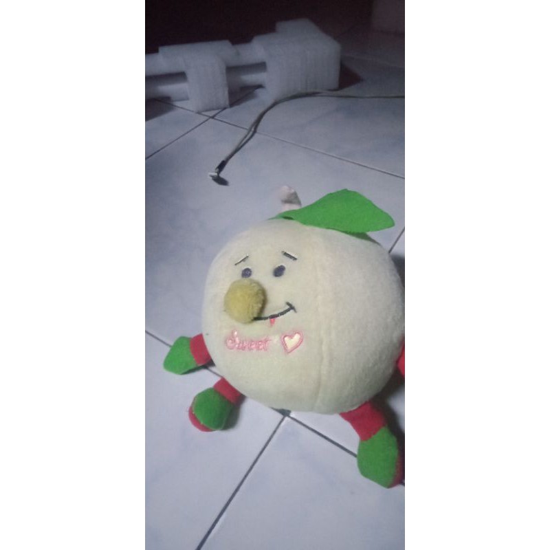 boneka karakter buah apel