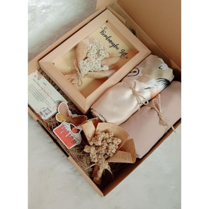 

Sweet Box / Gift Box / Hampers / hadiah ulangtahun / hadiah wisuda / kado unik