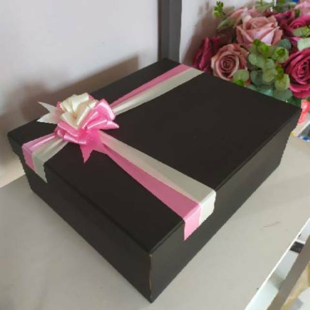 

KOTAK KADO UKURAN 23X28X10 PITA BUNGA BISA REQUEST WARNA