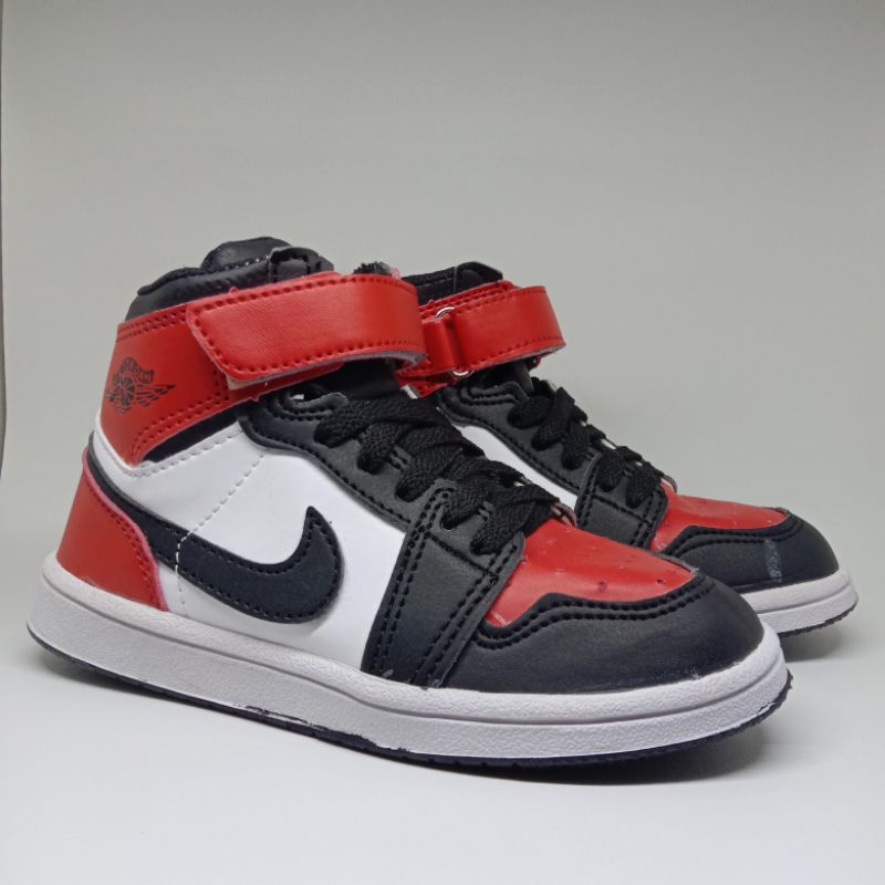 sepatu air Jordan anak laki laki hitam merah