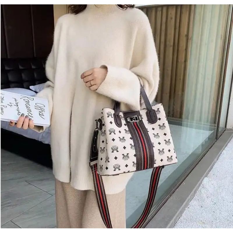 

Kode : ELJ 5098IDR : 144 rbBahan : Kulit Puukuran: 24 x 30 x 13 cm