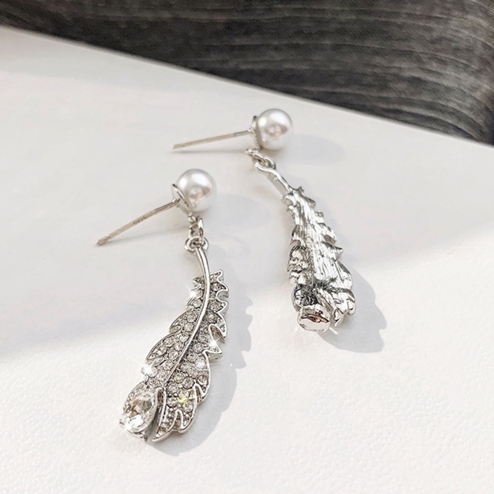 Anting Desain Bulu Aksen Mutiara Warna Silver Gaya Korea