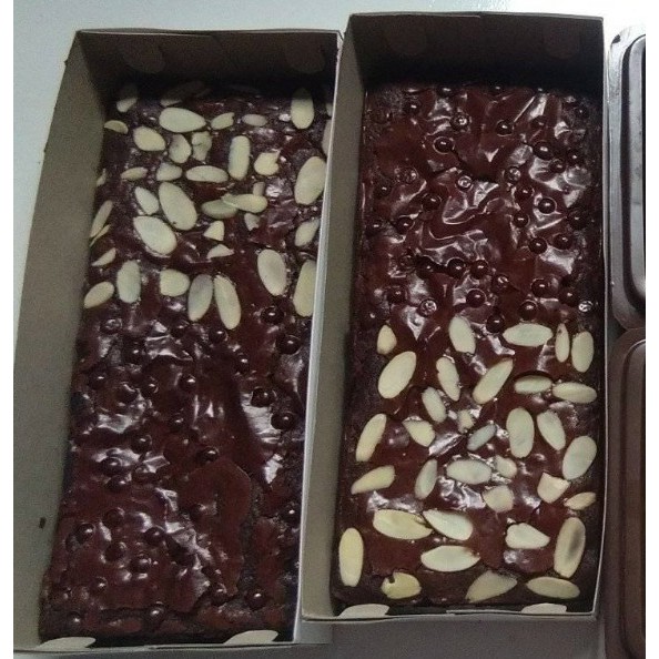 

Brownies Shiny Crust Ukuran L(30 x 10 cm)/Enak Murah/Brownies Panggang/Camilan Kue Basah/Jajanan