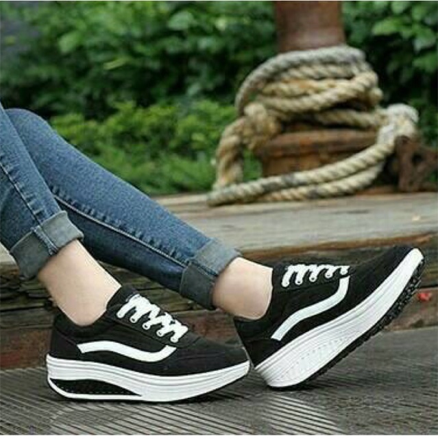 Sepatu wanita/vans hitam
