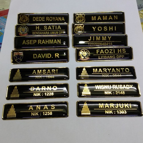 Nama Dada Papan Nama Name Tag Plat Kuningan Magnet dan Peniti Coating Resin Keren