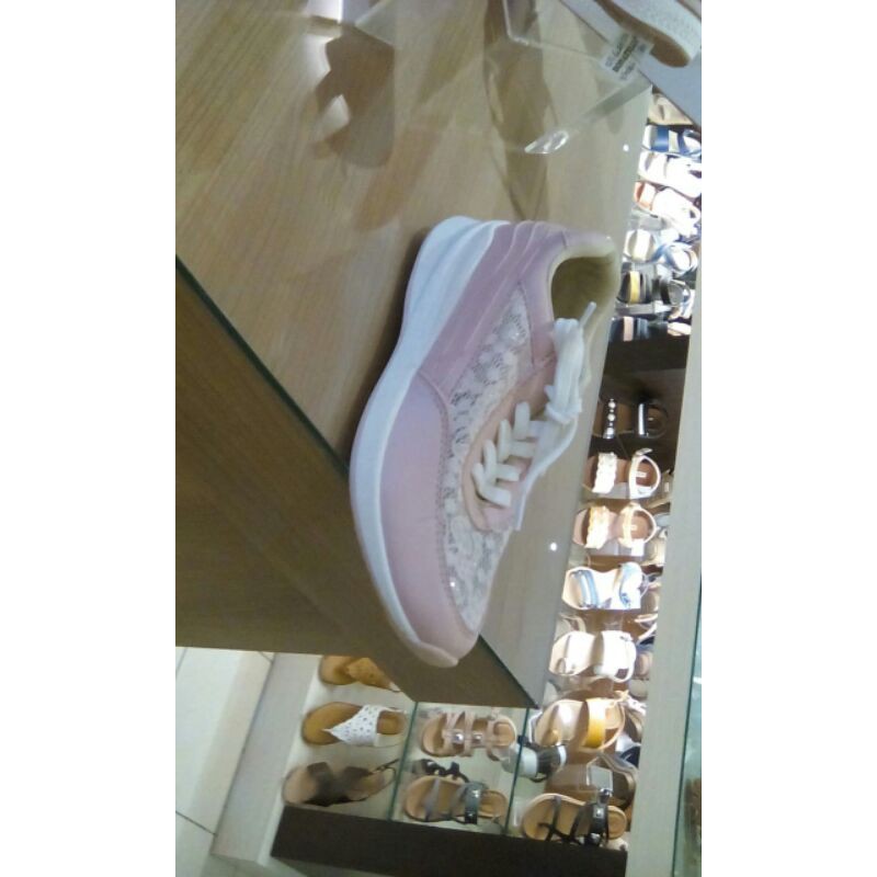 Sepatu Olahraga Donatello