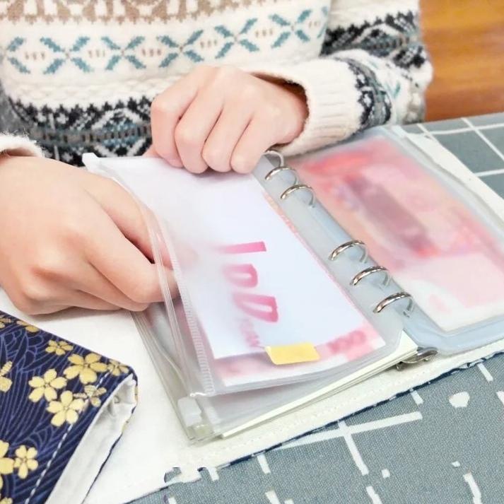 

- Zipper Pocket Binder A6 A5 Plastik Pembatas Buku Sleeve Penyimpan Alat Tulis Serbaguna Tempat Penyimpanan Uang Binder Catatan Keuangan ZIPLOCK CARD BAG A5 A6 BINDER 6 RINGS TRANSPARAN Tempat Pensil Binder Terlaku