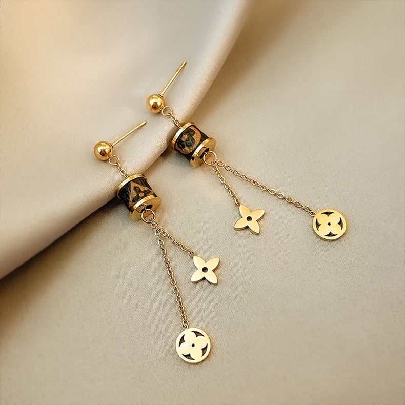Anting Gantung Panjang Model Daun Clover Bahan Titanium Steel Gaya Retro Untuk Wanita