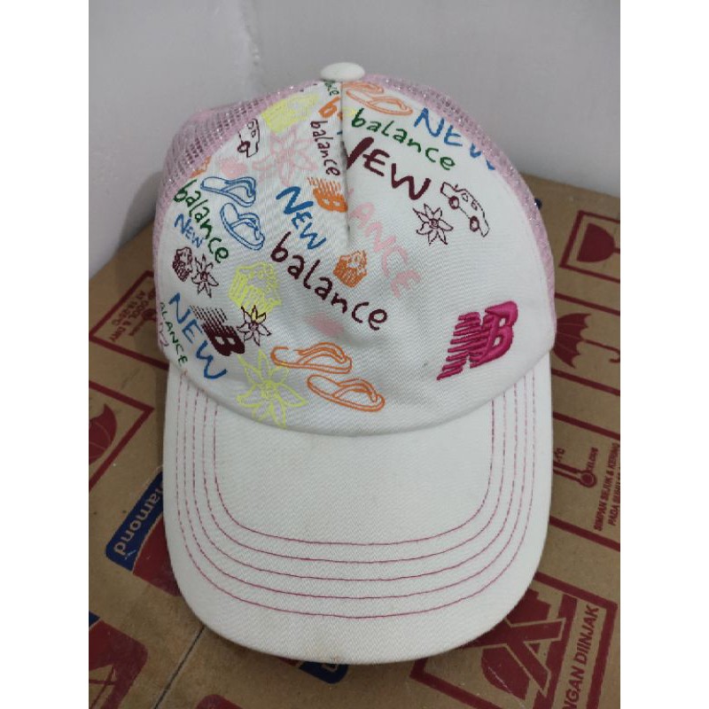 Topi New Balance trucker