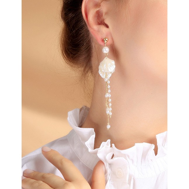 LRC Anting Tusuk Fashion Asymmetric Shell Pearl Earrings F94041