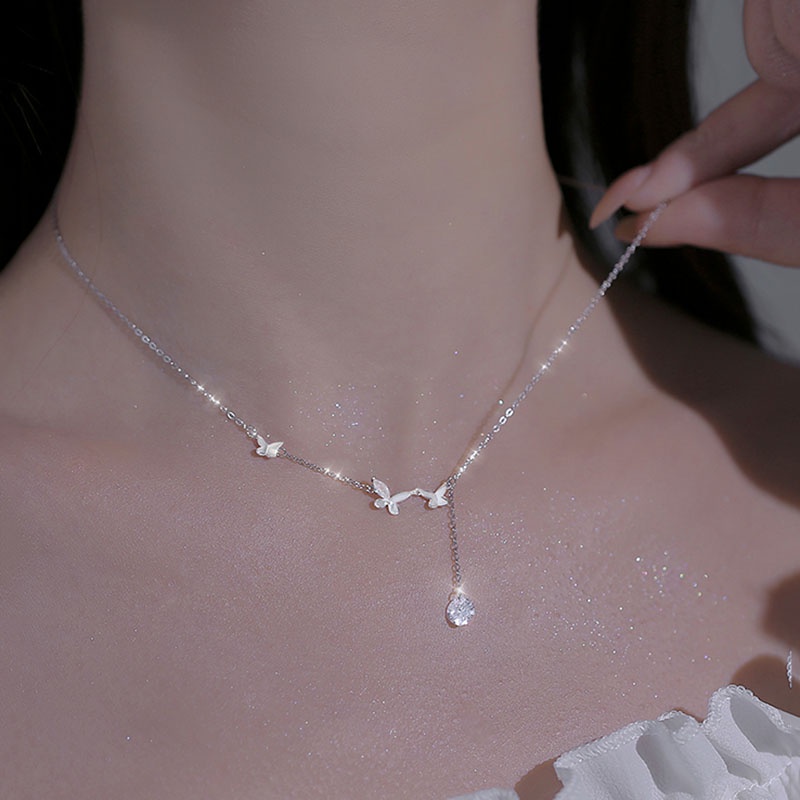 Kalung Rantai Choker Liontin Kupu-Kupu Aksen Kristal Rumbai Warna Silver Untuk Wanita
