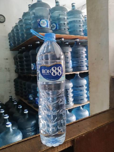

Ay00! Air Minum Mineral Merek Ron 88 Botol Besar/1.5 Liter