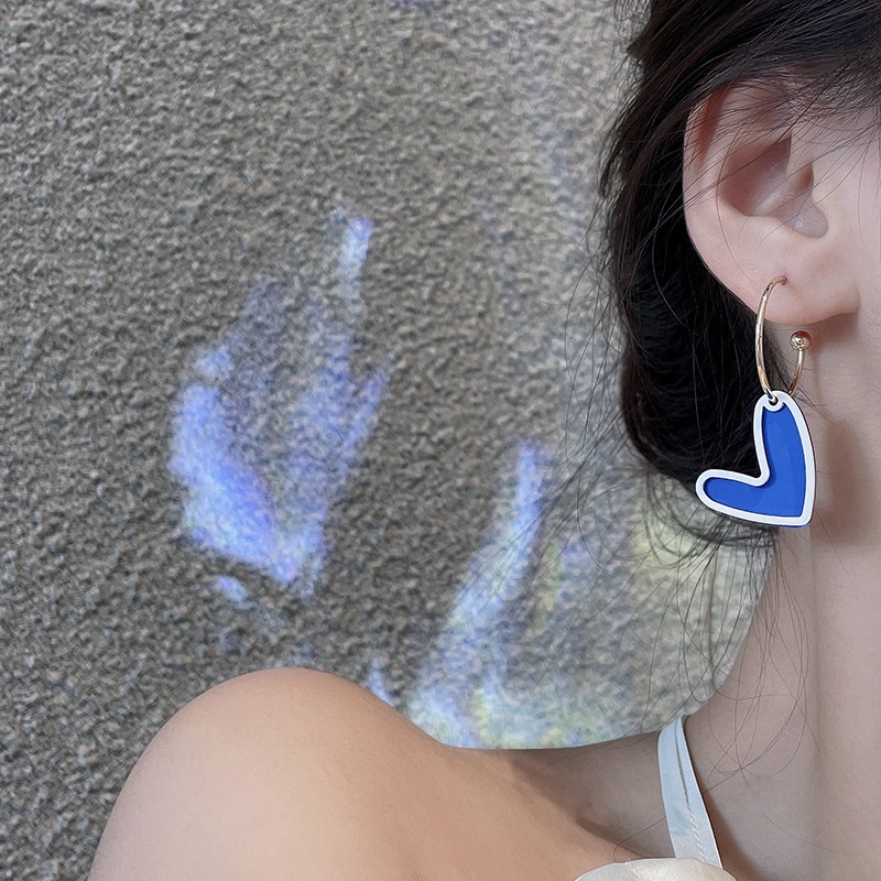 Anting Tusuk Motif Hati Warna Biru Kontras Untuk Wanita