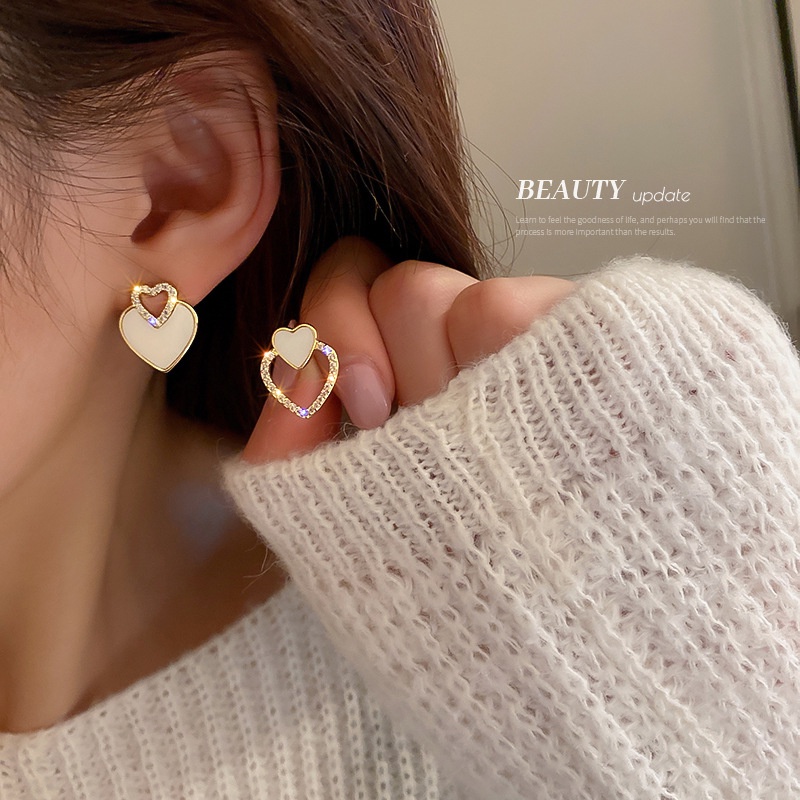 Anting Stud Desain Hati Hollow Aksen Kristal Gaya Elegan Untuk Wanita