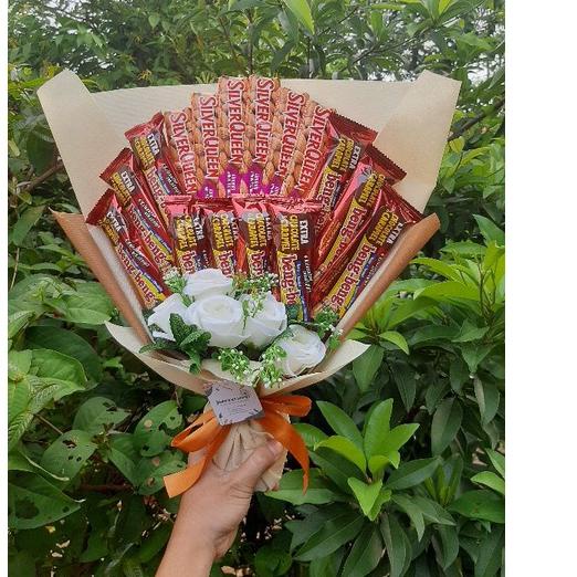 

2.2 Terlaris (S) Buket Silverqueen plus bengbeng bunga cantik MEWAH ELEGAN SPESIAL/paket/bingkisan Snack Ulang Tahun/Ultah/ Wisuda/Kado/Hadiah