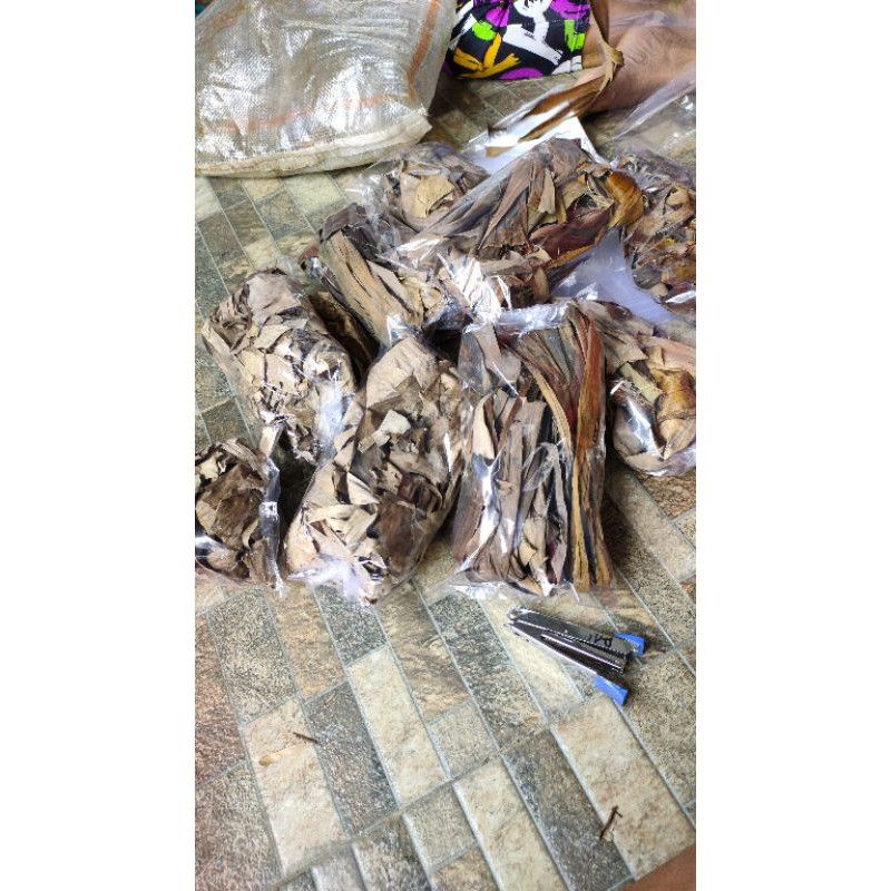 DAUN PISANG KERING (KERARAS)  PAKAN/MEDIA JANGKRIK/1pcs 100gr