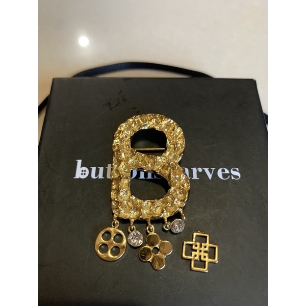 Textured brooch with charm - gold