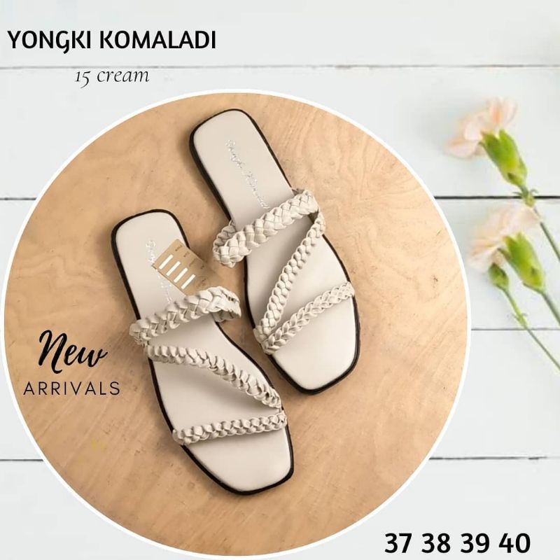 Sandal YONGKI KOMALADI Wanita Flat 15 Cream New