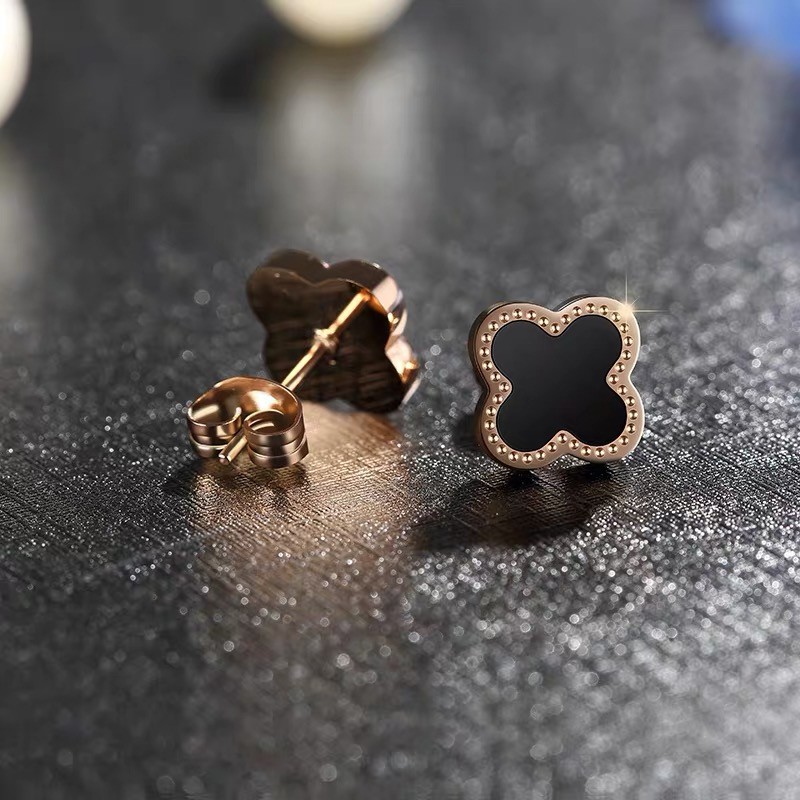 Anting Bahan titanium steel Warna rose gold Bentuk Daun clover