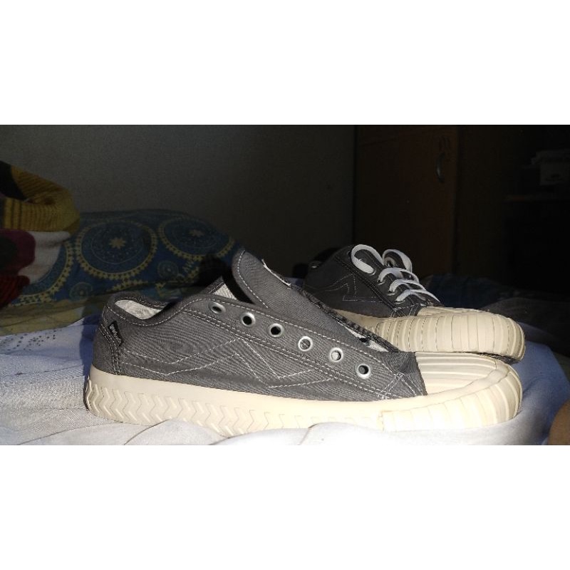 sepatu gearfourth warna grey