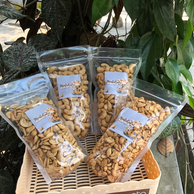 

Kacang mete 250gram (mete/mente/bahan kue/camilan)
