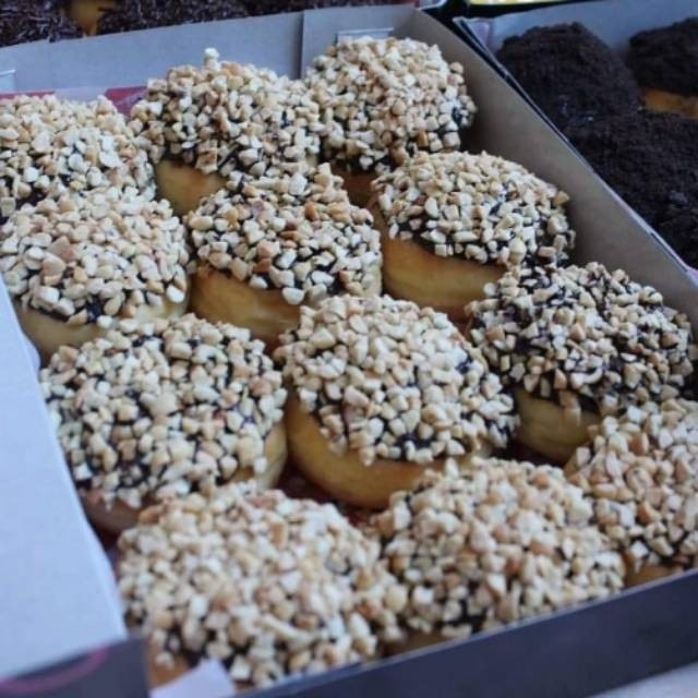 

DONAT COKLAT KACANG 12pcs